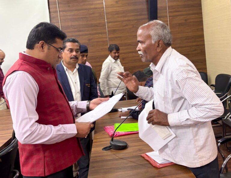 जनता दरबार पहुंचे लोगों के मामलों पर अपर समाहर्ता ने की सुनवाई।