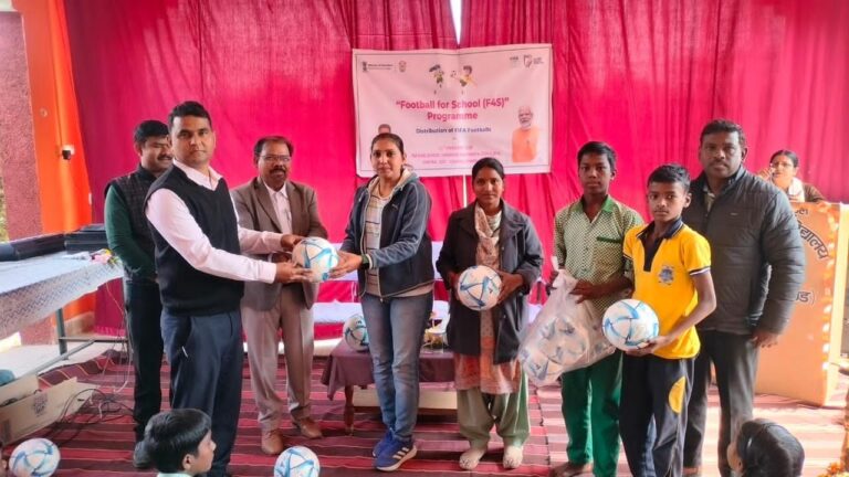 फुटबॉल फॉर स्कूल्स प्रोग्राम, चतरा में उत्साहपूर्ण आयोजन, 62 स्कूलों ने लिया हिस्सा।