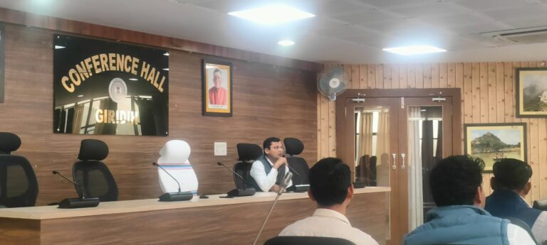 गिरीडीह नगरपालिका आम निर्वाचन 2026 के सफल एवं पारदर्शी संचालन के क्रम में मतदान संपन्न होने के उपरांत ब्रजगृह में प्रतिनियुक्त कर्मियों का विशेष प्रशिक्षण कार्यक्रम हुआ आयोजित