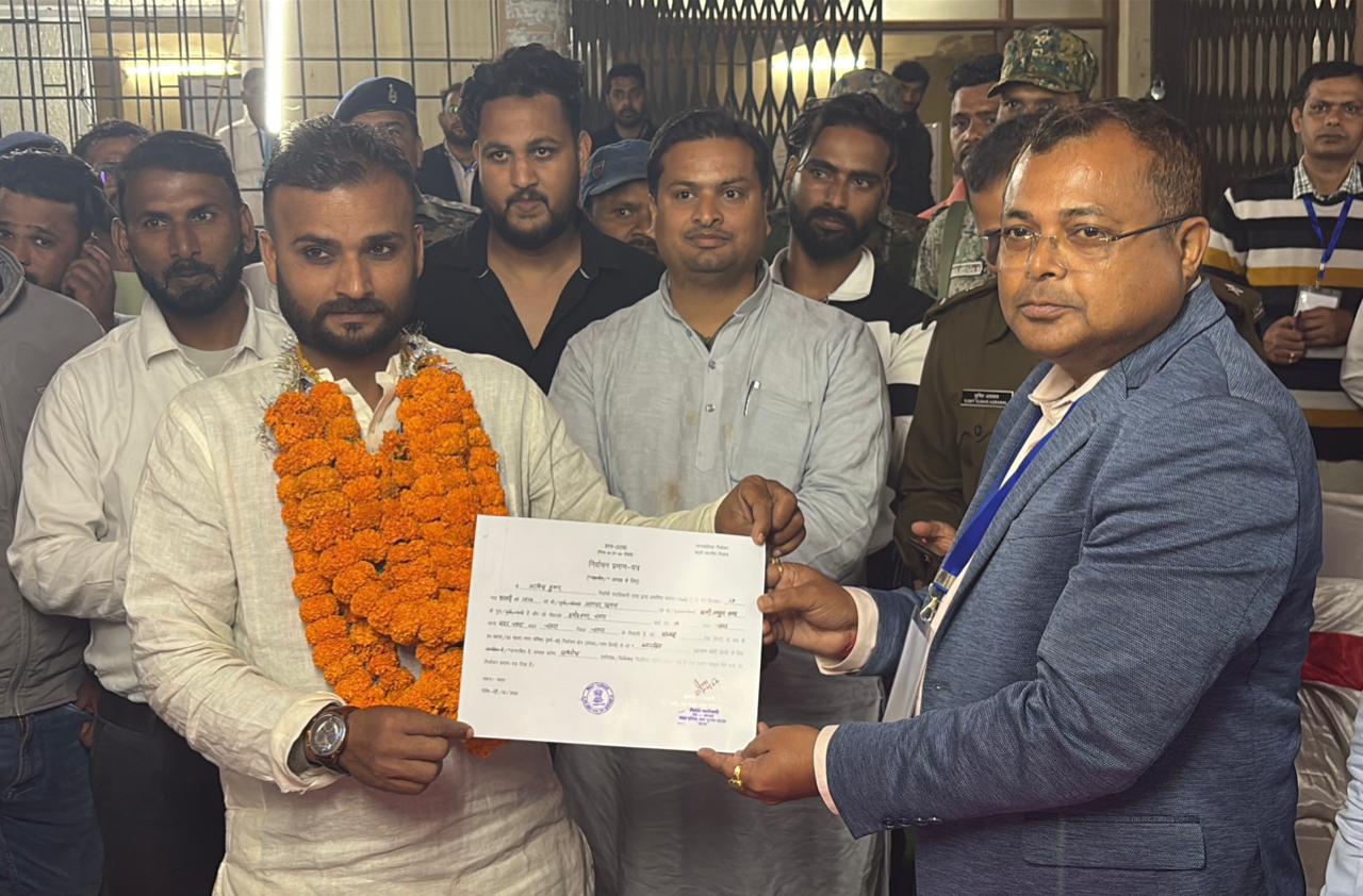 चतरा नगर परिषद के अध्यक्ष बने अताउर रहमान उर्फ बाबू, 1492 मतों से दर्ज की शानदार जीत