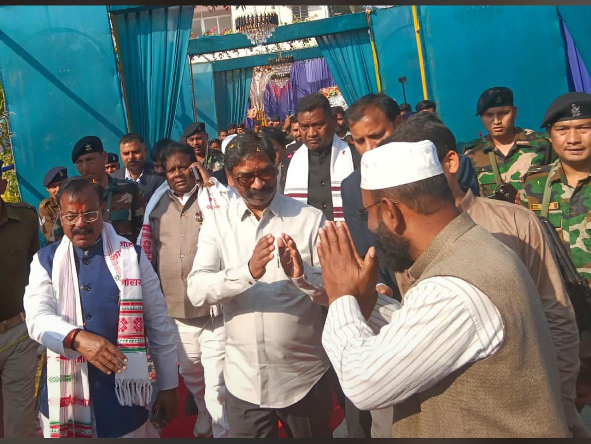 मुख्यमंत्री हेमंत सोरेन ने चतरा में विधायक जनार्दन पासवान के पुत्र के विवाह समारोह में लिया हिस्सा