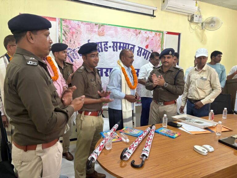 चतरा पुलिस लाइन में सेवानिवृत्ति समारोह, दो हवलदार और एक एएसआई को भावभीनी विदाई।