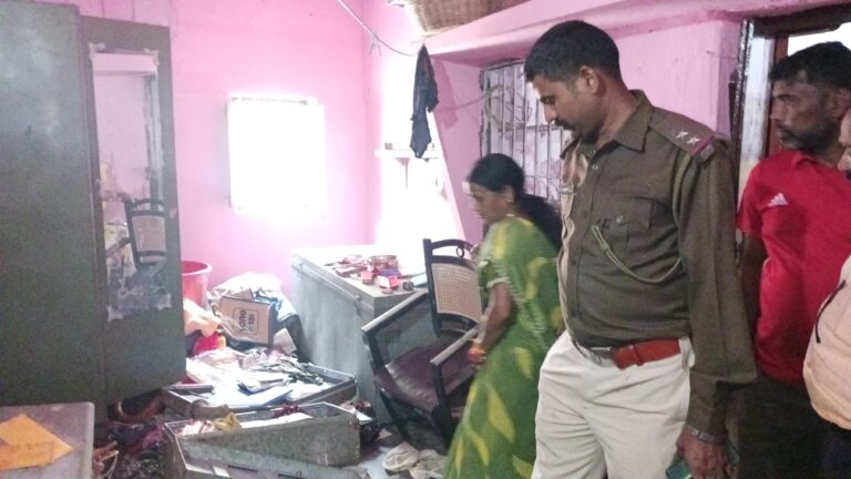 एस बी आई बैंक हेड क्लर्क के घर में लाखो की चोरी 