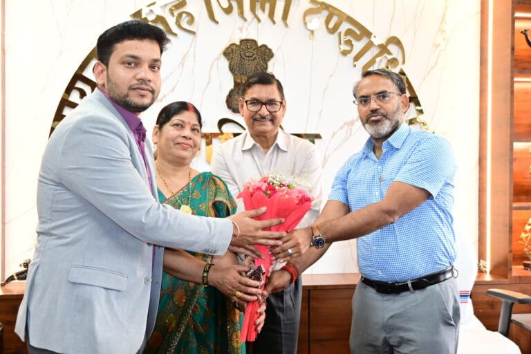 उपायुक्त, गिरिडीह रामनिवास यादव ने यूपीएससी में चयनित जिले के युवाओं से की मुलाकात कर उज्ज्वल भविष्य की दी शुभकामनाएं…