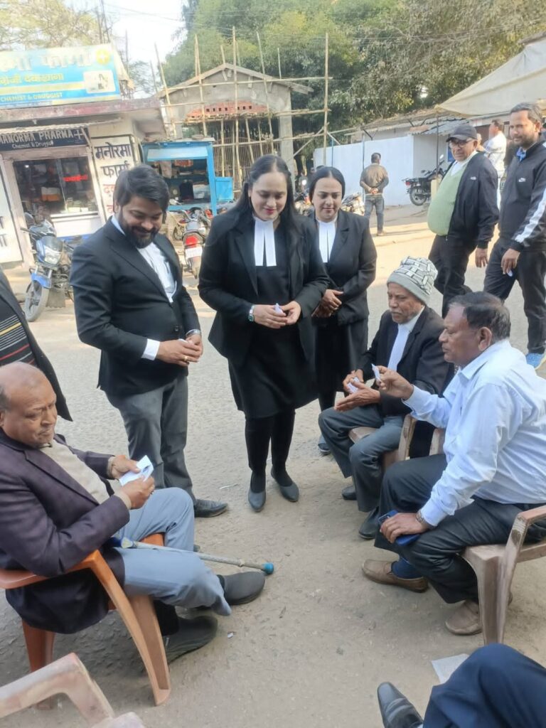 अधिवक्ता संघ के सदस्यों को अपने पक्ष में मतदान करने का आवेदन किया।