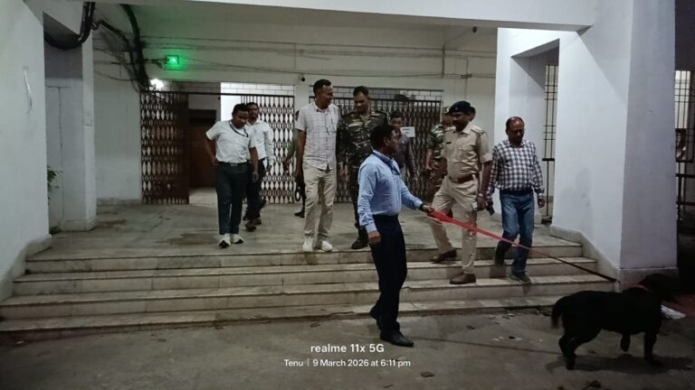 व्यवहार न्यायालय परिसर का बम स्क्वॉड और डॉग स्क्वाड के द्वारा निरीक्षण किया गया।