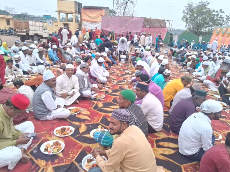 झिरकी ईदगाह में सामूहिक इफ्तार दावत का आयोजन, सैकड़ों ग्रामीण हुए शामिल