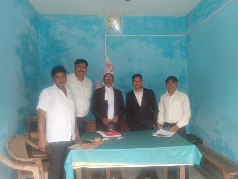 तेनुघाट के अधिवक्ता अभिषेक मिश्रा ने शौर्या द्विवेदी जो बार काउंसिल का चुनाव लड़ रही है