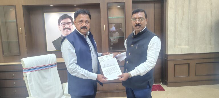 पतरातु डैम के समग्र पर्यटन विकास को लेकर विधायक रोशन लाल चौधरी ने मंत्री सुदिव्य कुमार सोनू को सौंपा मांग पत्र