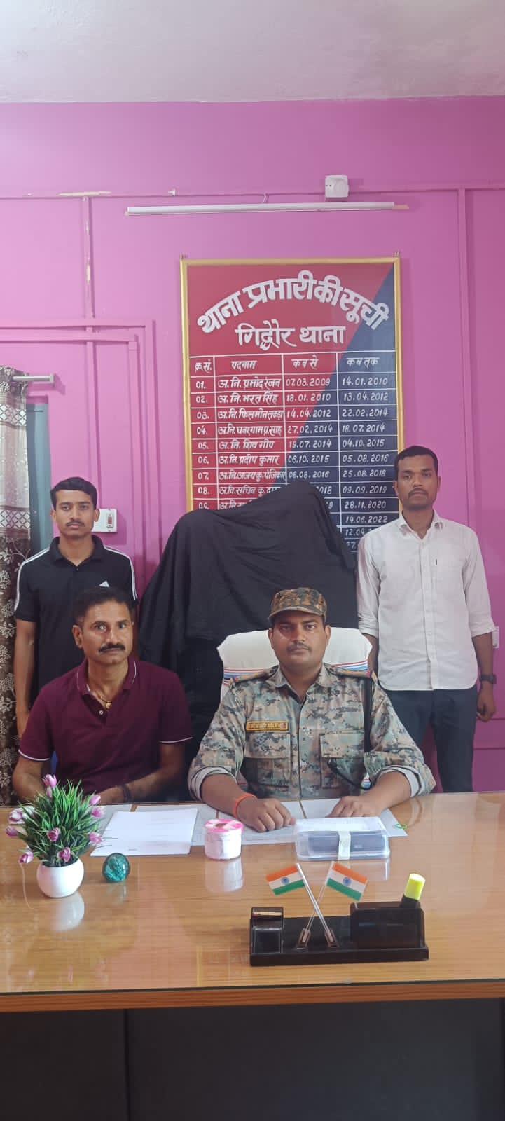 चतरा के गिद्धौर में ब्राउन शुगर बेचते दो किशोर गिरफ्तार, मोटरसाइकिल और स्कूटी जब्त