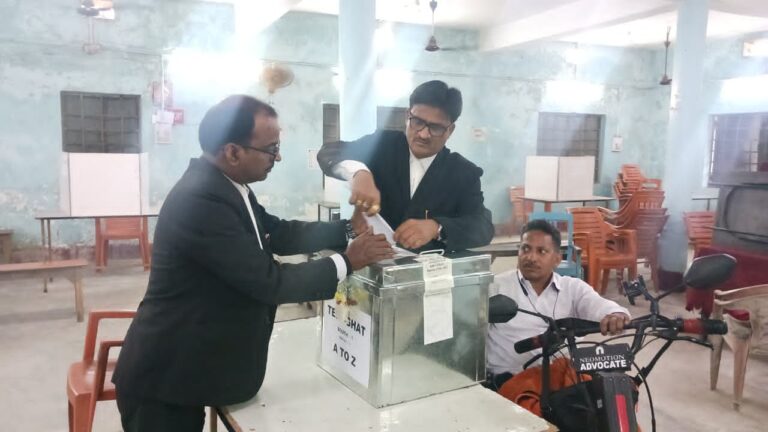 तेनुघाट अधिवक्ता संघ के सदस्य भी झारखंड बार काउंसिल के सदस्य के मत में अपना-अपना मतदान किया।