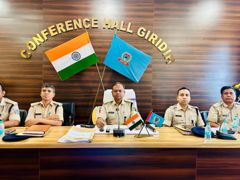 गिरिडीह पुलिस की मासिक अपराध गोष्ठी आयोजित, लंबित मामलों के त्वरित निष्पादन का निर्देश