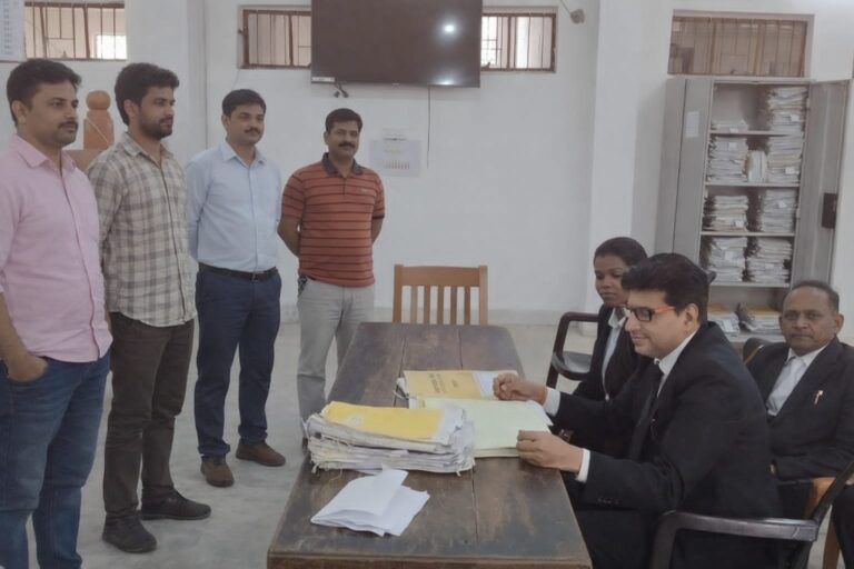 तेनुघाट व्यवहार न्यायालय परिसर में राष्ट्रीय लोक अदालत का आयोजन किया गया।