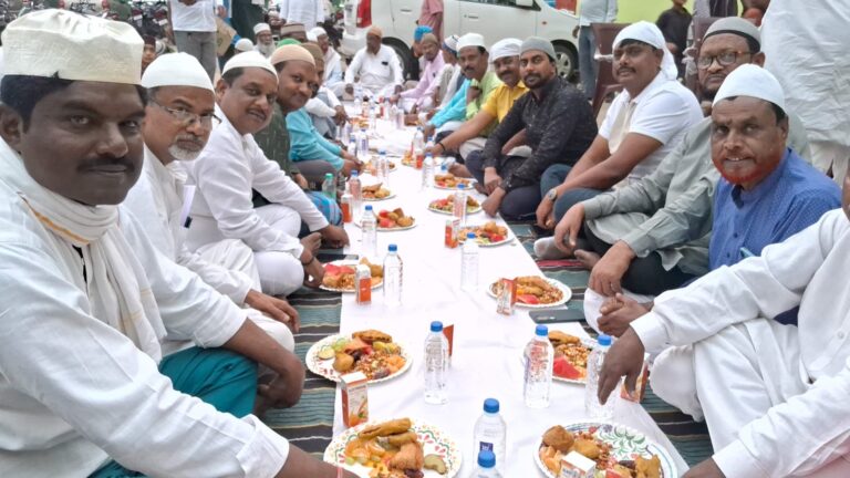 झिरकी ईदगाह मैदान में इफ्तार दावत का आयोजन, थाना प्रभारी का हुआ स्वागत