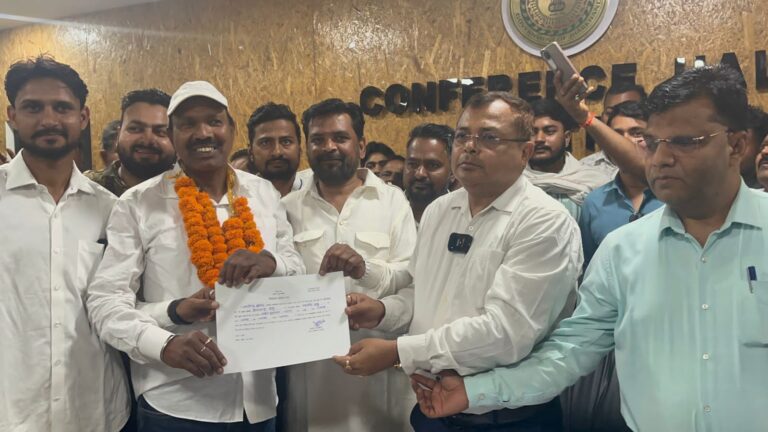 40 साल तक बस स्टैंड पर पसीना बहाया, आज संभालेंगे शहर की सरकार; प्रेमचंद साव के नाम रही जीत।