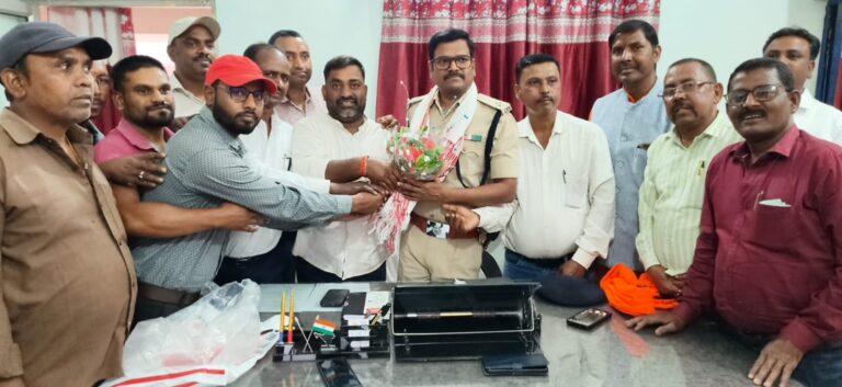 टंडवा झामुमों प्रखंड अध्यक्ष के नेतृत्व में कार्यकर्ताओं द्वारा नए थाना प्रभारी को किया स्वागत
