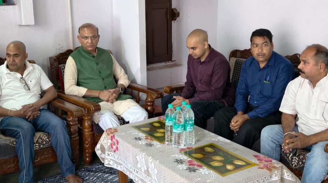 शोकाकुल परिवार से मिलने पंहुचे पूर्व सांसद 