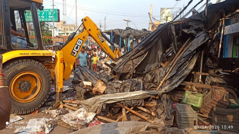 फुसरो बाजार में चला बुलडोजर,कई अवैध दुकानें हटाई गई।