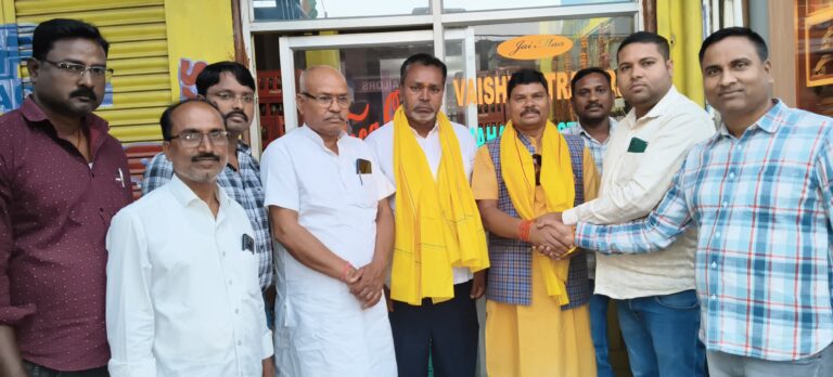 भाजपा जिलाध्यक्ष रामदेव सिंह भोक्ता के टंडवा आगमन पर कार्यकर्ताओं भव्य स्वागत किया गया।