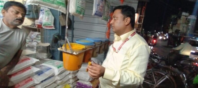 गिरिडीह: उपायुक्त के निर्देश पर खाद्य सुरक्षा विभाग की बड़ी कार्रवाई, दुकानों में औचक निरीक्षण