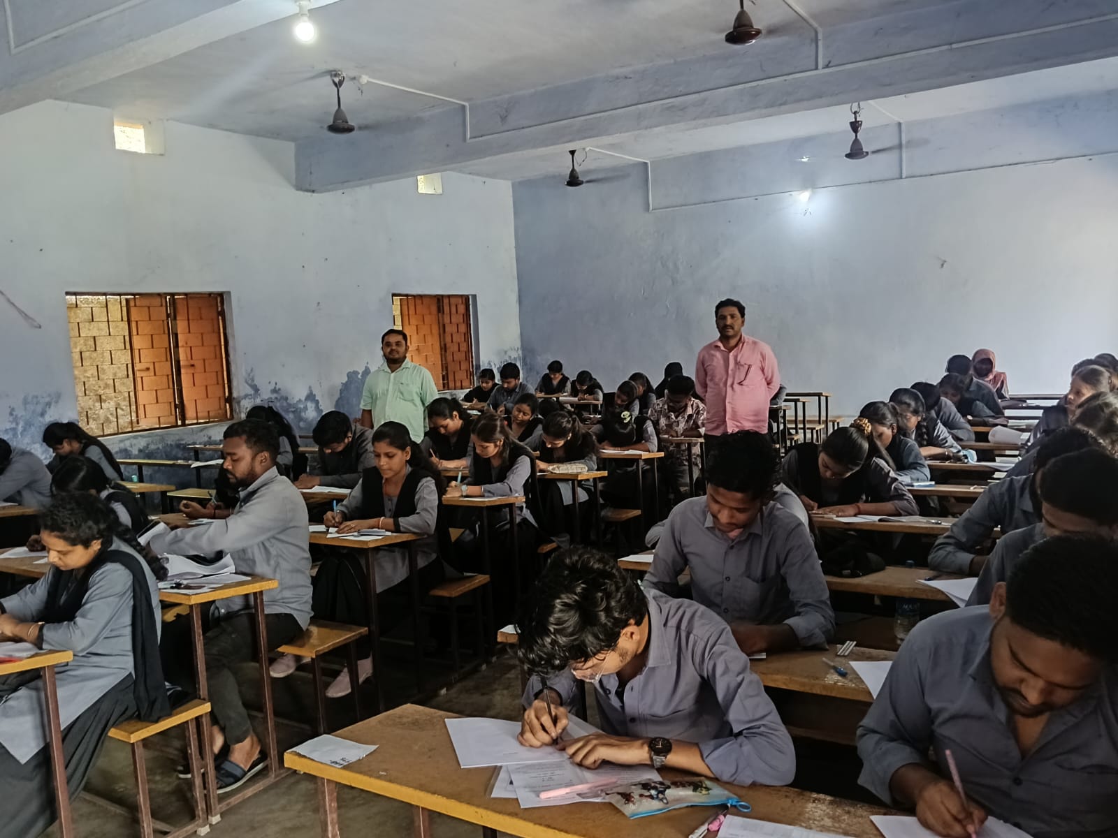 तेनुघाट महाविद्यालय में शांतिपूर्ण ढंग से जारी है स्नातक की परीक्षाएं