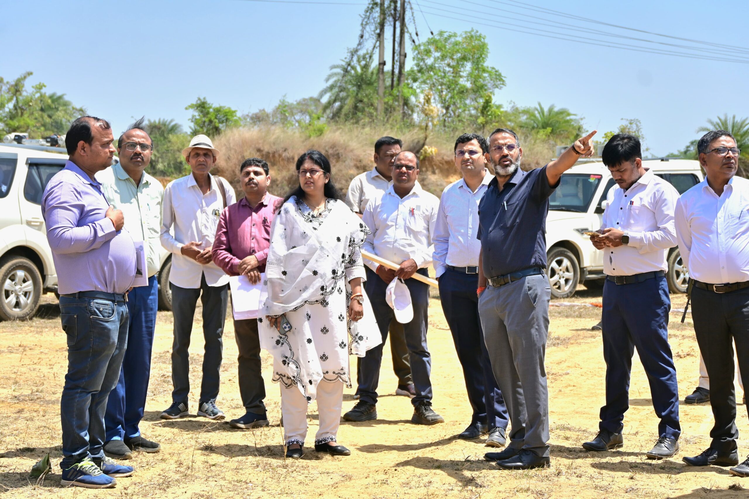 गिरिडीह के जरीडीह में 16 अप्रैल को इंजीनियरिंग कॉलेज के शिलान्यासको लेकर तैयारियों का डीसी ने लिया जायजा।