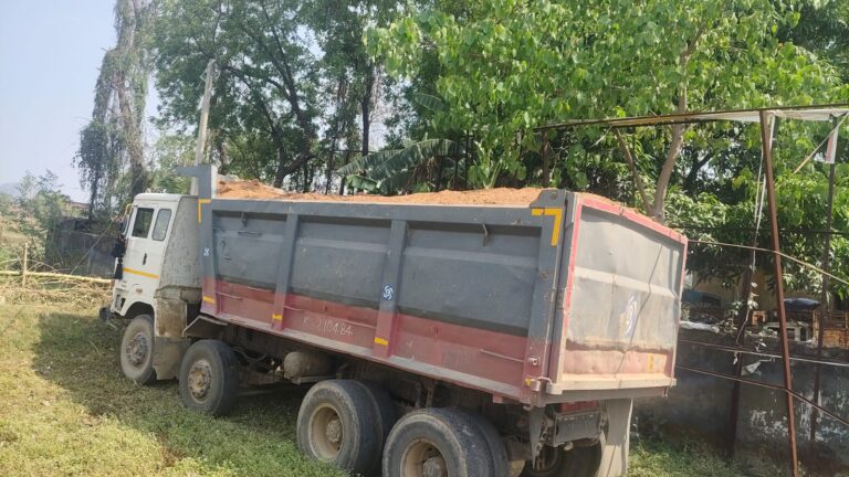 नवीनगर में अवैध खनन पर पुलिस का शिकंजा, छापेमारी में दो हाईवा पकड़े गए