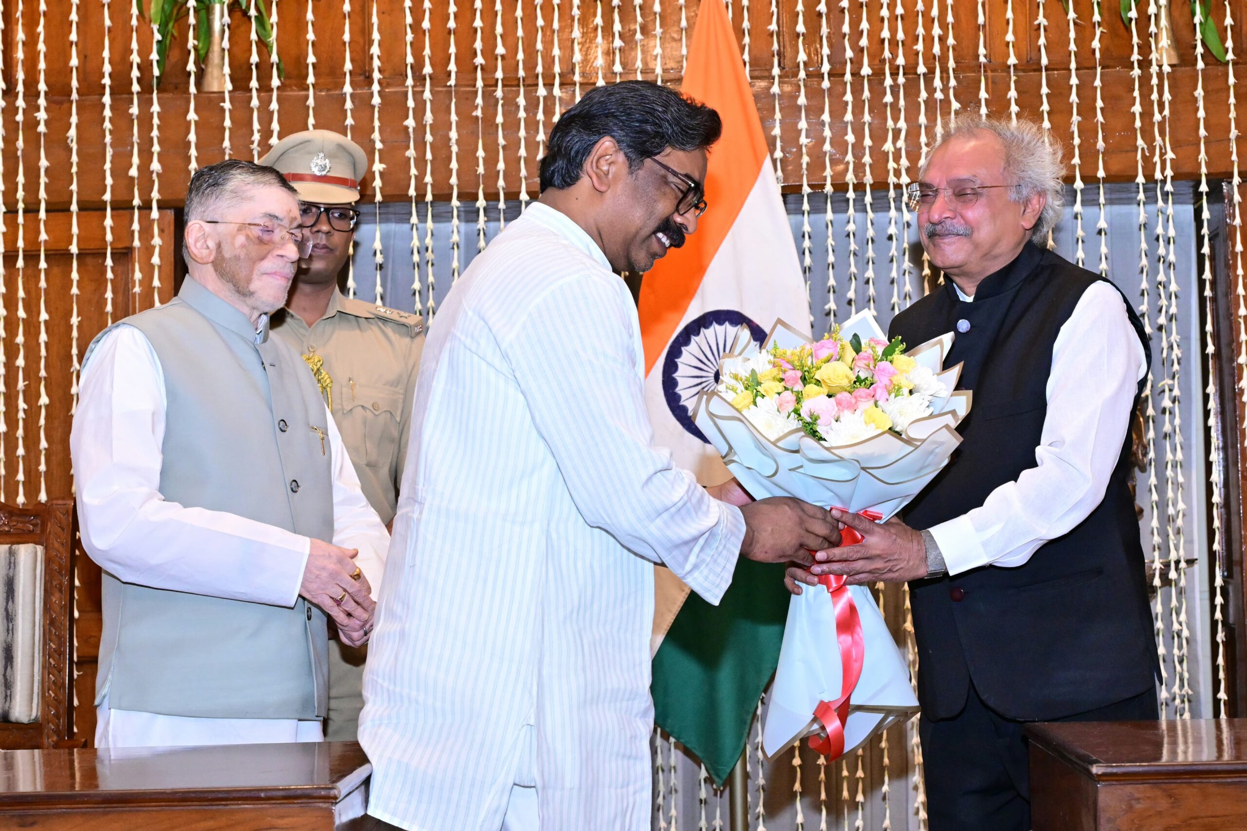 मुख्यमंत्री हेमन्त सोरेन पहुंचे लोक भवन, लोकायुक्त के शपथ ग्रहण समारोह में हुए सम्मिलित।