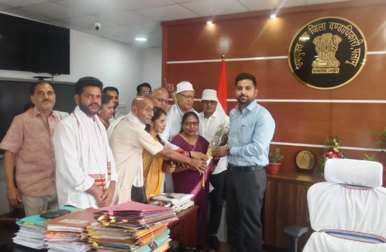 कांग्रेस जिलाध्यक्ष बिमला कुमारी के नेतृत्व मे पलामू उपायुक्त से शिष्टाचार मुलाक़ात किया 