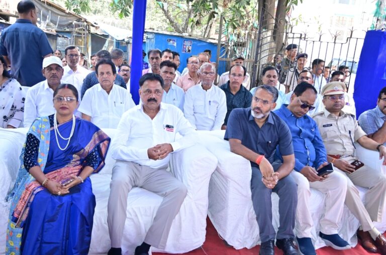 गिरिडीह: मंत्री सुदिव्य कुमार ने किया बाबा साहब डॉ. भीमराव अंबेडकर की भव्य प्रतिमा का अनावरण