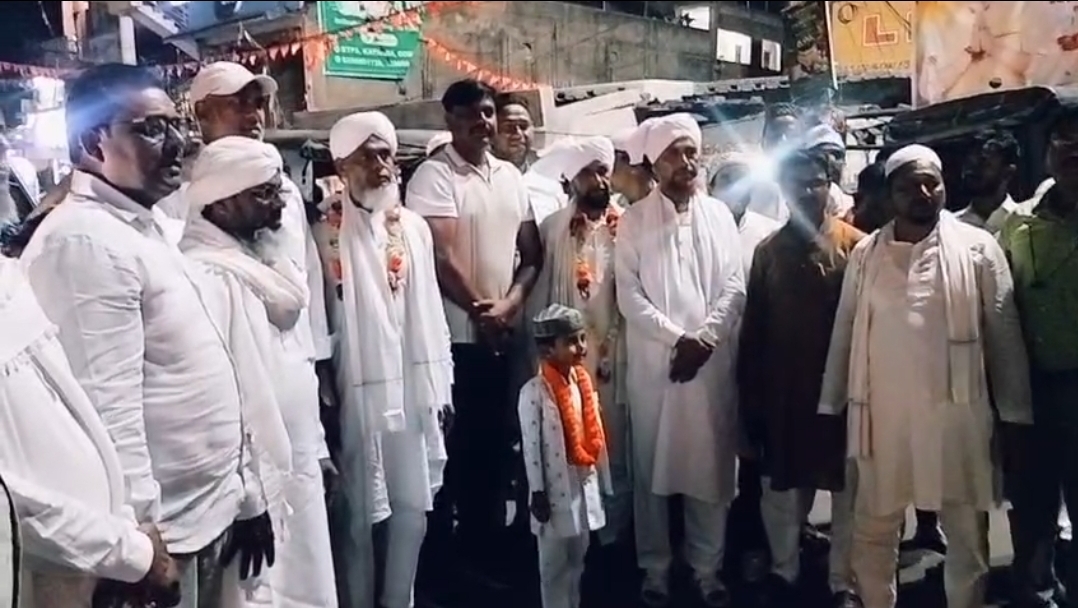 गोमिया प्रखंड के झिरके पंचायत से 10 हाजियों का जत्था हुआ रवाना।