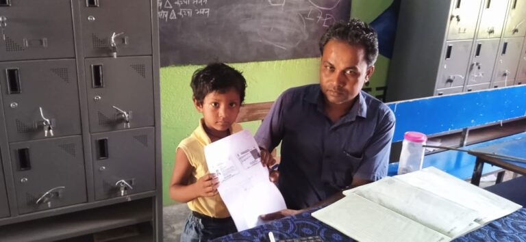 शिक्षा की नई किरण: अराजू उत्क्रमित मध्य विद्यालय में गरीब बच्ची का नामांकन, सपनों को मिले पंख