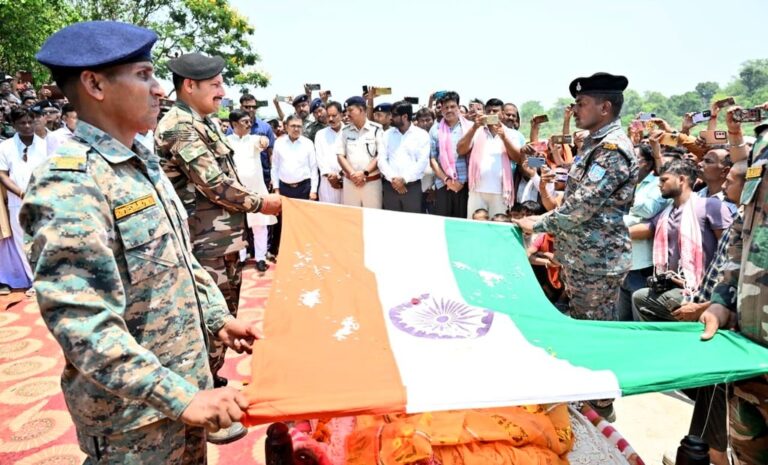 राजकीय सम्मान के साथ साड़म पश्चिमी बोकारो नदी में पंचतत्व में विलीन हुए पूर्व मंत्री एवं पूर्व विधायक स्व० माधव लाल सिंह