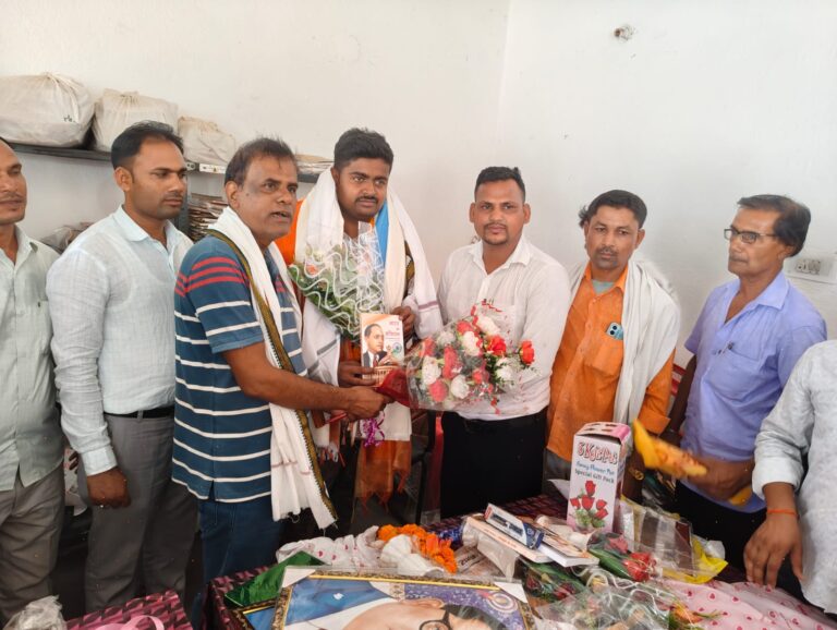 नौडीहा बाजार थाना परिसर मे पूर्व थाना प्रभारी एंव नए प्रभारी के लिए विदाई सह स्वागत कार्यक्रम का आयोजन 