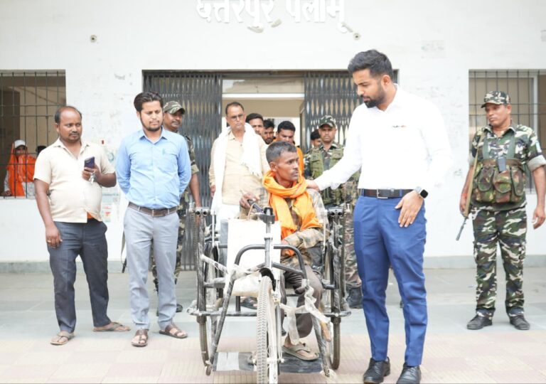 उपायुक्त ने छतरपुर प्रखंड कार्यालय एंव नगर कार्याकल का किया निरिक्षण, संवेदनशिलता एंव सख़्ती दोनों का दिया परिचय 