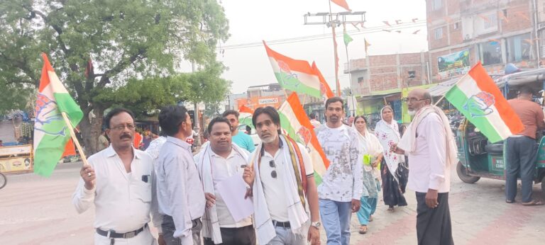 पेट्रोल, डीजल और गैस की बढ़ती कीमतों के खिलाफ कांग्रेस का हल्लाबोल, डुमरी में चलाया हस्ताक्षर अभियान