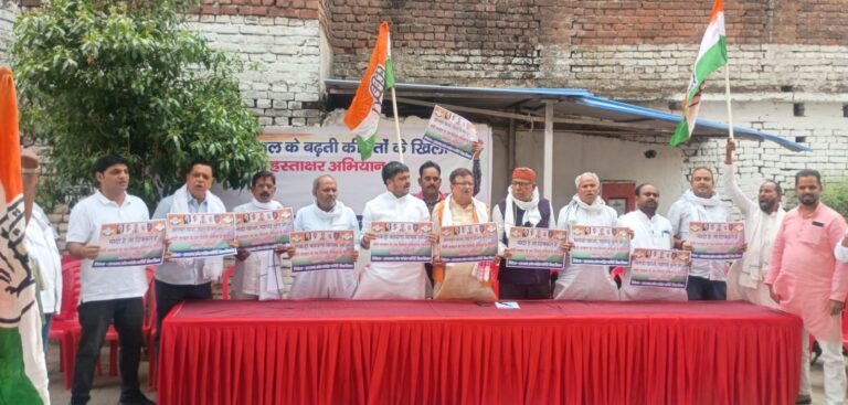 कांग्रेसियों ने पेट्रोल डीजल के दामों मे हुई वृद्धि के खिलाफ चलाया हस्ताक्षर अभियान 