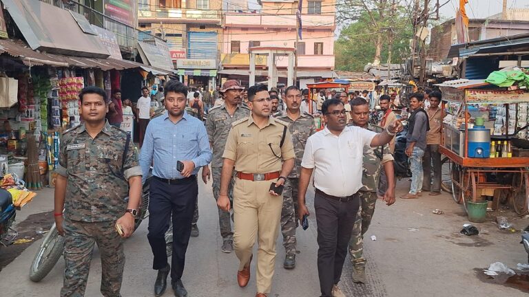 हुसैनाबाद में सुरक्षा व्यवस्था कड़ी, बकरीद को लेकर पुलिस-प्रशासन ने किया पैदल मार्च 