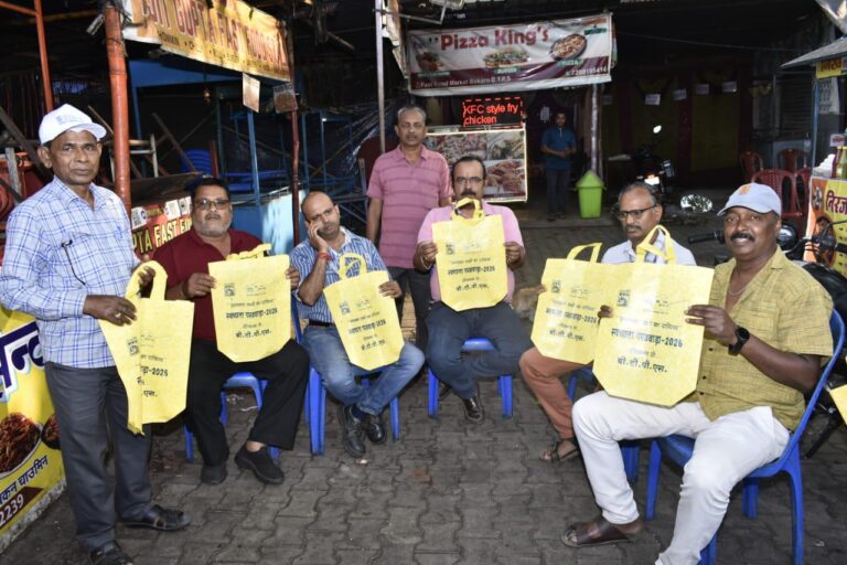 स्वच्छता पखवाड़ा के तहत स्थानीय बाजार में बांटे गए जूट बैग, प्लास्टिक मुक्त अभियान को बढ़ावा