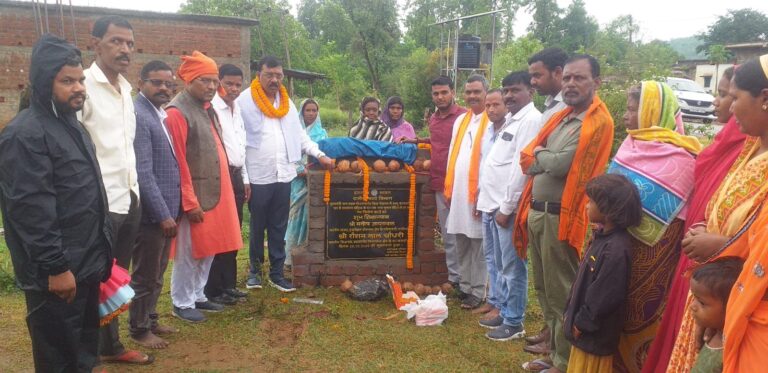 पतरातू में मुख्यमंत्री ग्राम सड़क योजना के तहत सड़क निर्माण कार्य का हुआ शुभ शिलान्यास