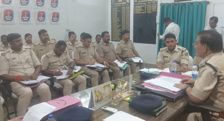 तेनुघाट में मासिक अपराध गोष्ठी आयोजित, लंबित मामलों के शीघ्र निष्पादन का निर्देश