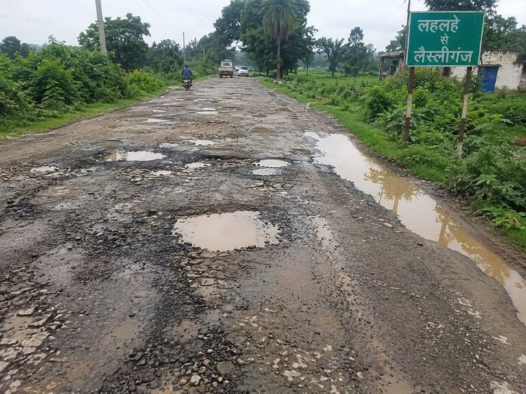 जोरकट टोल प्लाजा से बचने के लिए बदला रूट: भारी वाहनों के कारण लहलहे-लेस्लीगंज ग्रामीण सड़क जर्जर, हादसों का बढ़ा खतरा