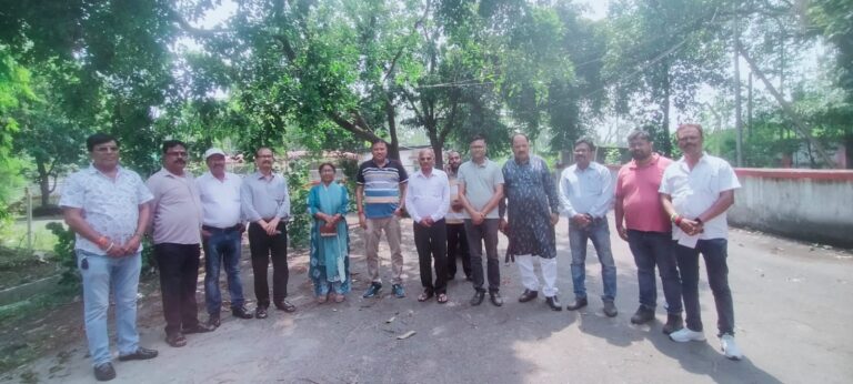 पांच दिवसीय महायज्ञ के आयोजन को लेकर जीएम बंगला में यज्ञ समिति के सदस्यों की हुई बैठक