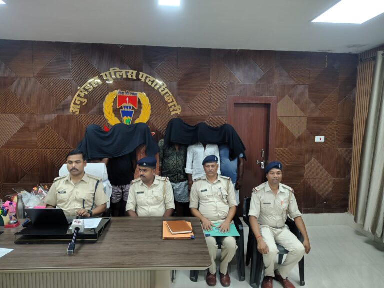 नौडीहा बाजार पुलिस ने सोने चांदी साफ करने के बहाने ठग करने वाले गिरहो क़ो किया गिरफ्तार 