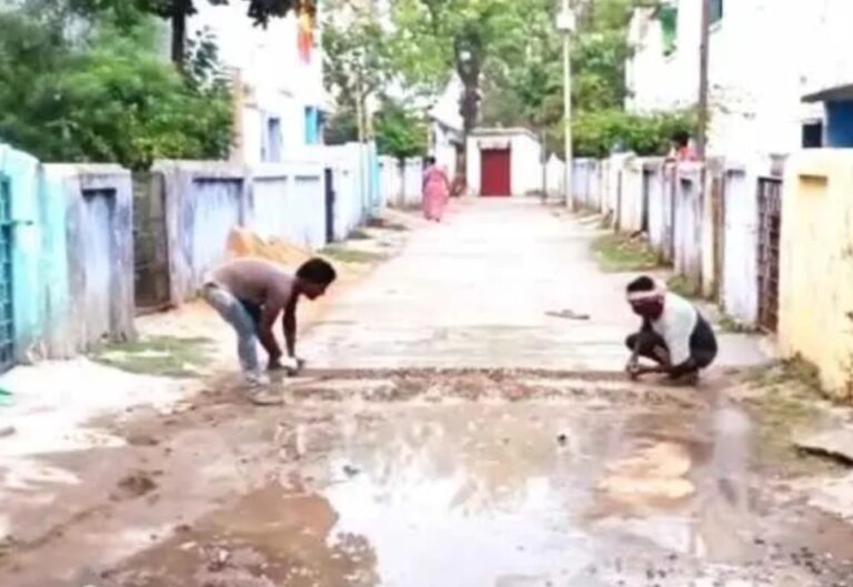 डीवीसी काॅलोनी में पंचायत फंड से पीसीसी रोड का निर्माण आरंभ