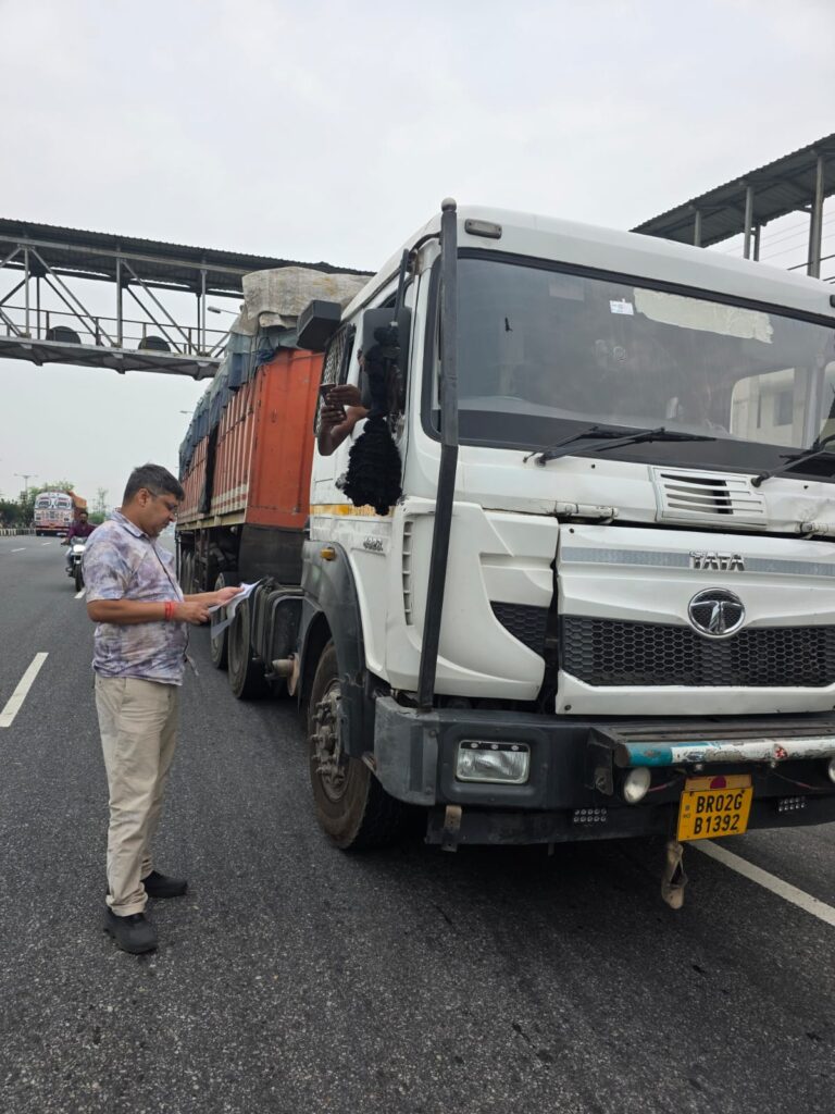 गिरिडीह उपायुक्त, रामनिवास यादव के निर्देश पर जिला परिवहन पदाधिकारी, संतोष कुमार ने विशेष जांच अभियान चलाया