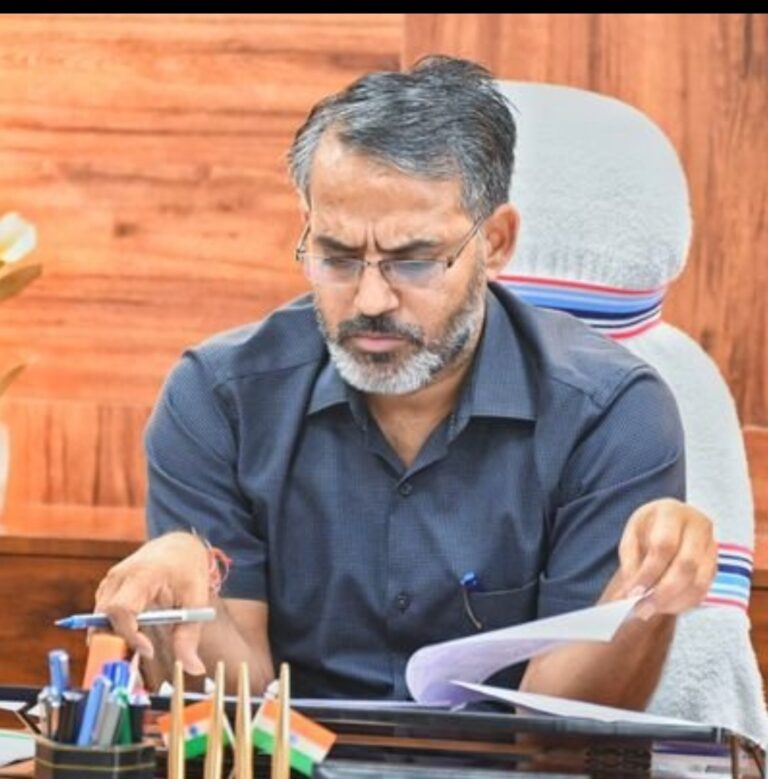 गिरिडीह उपायुक्त, रामनिवास यादव के निर्देश पर सीएचसी राजधनवार में दवाओं की पर्याप्त उपलब्धता, स्वास्थ्य सेवाओं को किया जा रहाऔर भी बेहतर 