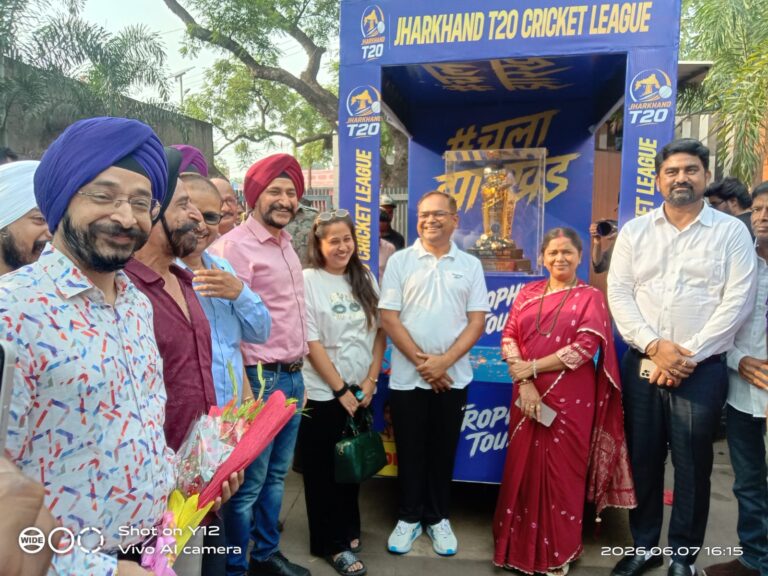गिरिडीह से आरंभ हुई झारखंड टी-20 लीग ट्रॉफी यात्रा, सलूजा गोल्ड की रांची टाइटंस टीम यात्रा में हुई शामिल, खेल प्रेमियों में दिखा खासा उत्साह