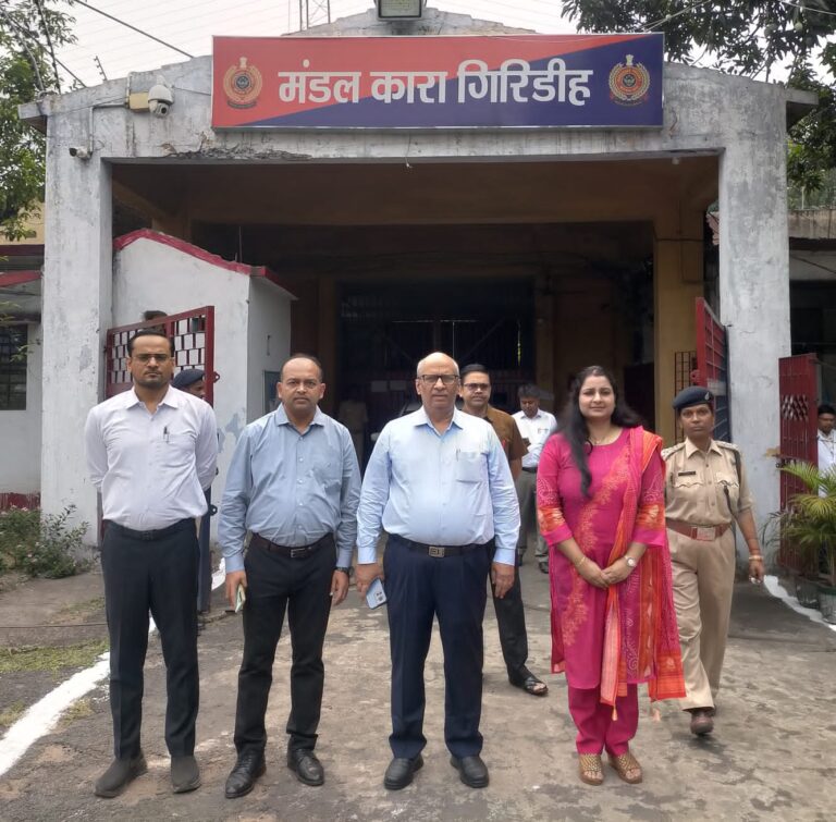 जिला विधिक सेवा प्राधिकार की टीम ने मंडल कारा गिरिडीह का किया औचक निरीक्षण