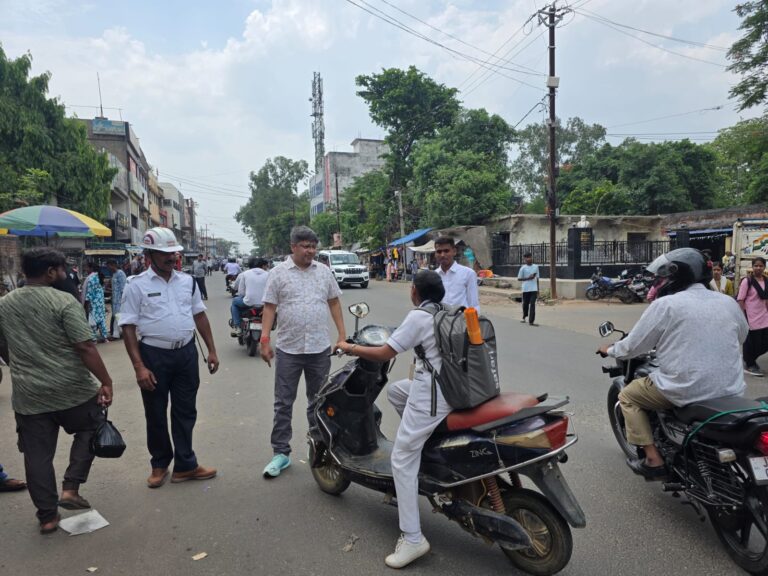 गिरिडीह उपायुक्त, रामनिवास यादव के निर्देश पर जिला परिवहन पदाधिकारी, संतोष कुमार ने अंबेडकर चौक में चलाया वाहन जांच अभियान, नियम तोड़ने वालों से वसूला गया ₹1.47 लाख जुर्माना